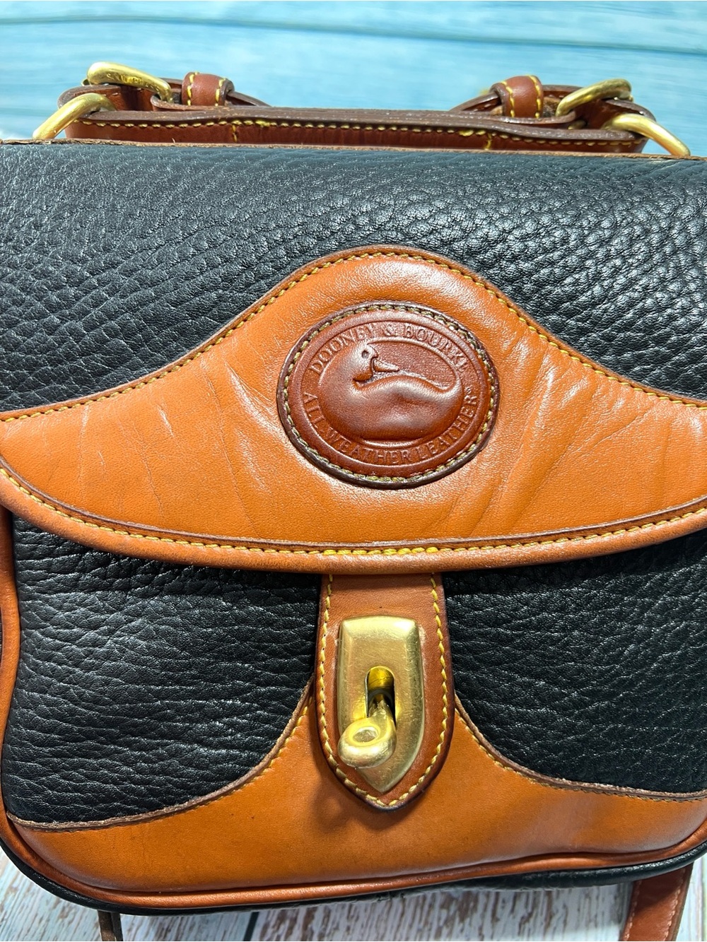 🦆 DOONEY & BOURKE BLACK AND TAN PEBBLE LEATHER SMALL CARRIER TURNLOCK CROSSBODY - Picture 3 of 14